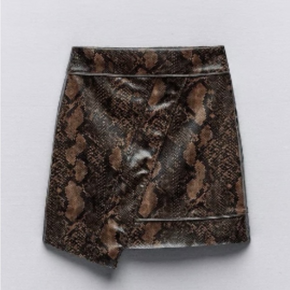 NWOT ZARA WOMEN'S FAUX LEATHER SNAKESKIN MINI SKIRT- BROWN- X-SMALL - Picture 1 of 3